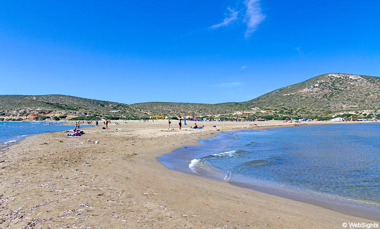 Prasonisi is een groot strand met een ongelooflijk mooi uitzicht op de bergen, het water en het kleine schiereiland