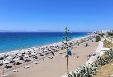 Akti Kanaria is a beautiful beach in the western part of Rhodes town