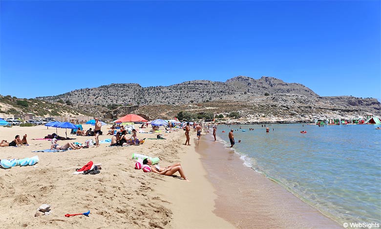 Agathi Strand hat goldenen Sand und kristallklares Wasser