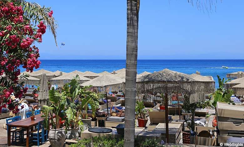 There are many good restaurants and lounge bars very close to Elli beach