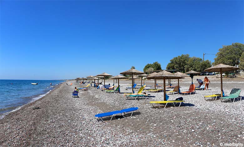 Der Strand von Gennadi ist mit grobem Sand und Steinen bedeckt