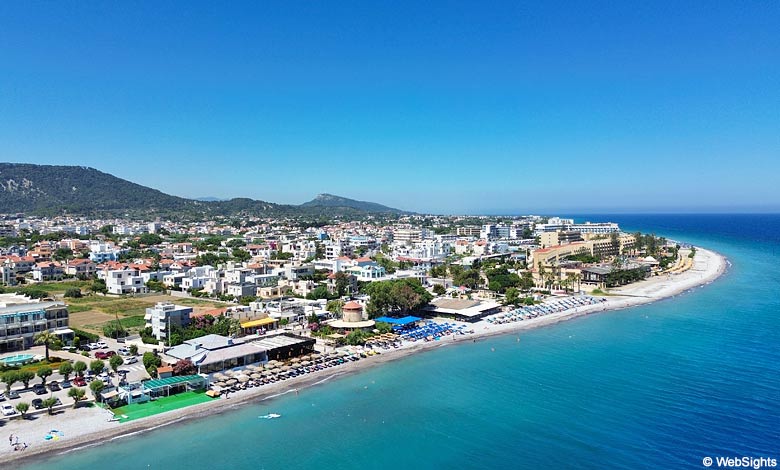 Der Strand und Ferienort Ialyssos auf Rhodos
