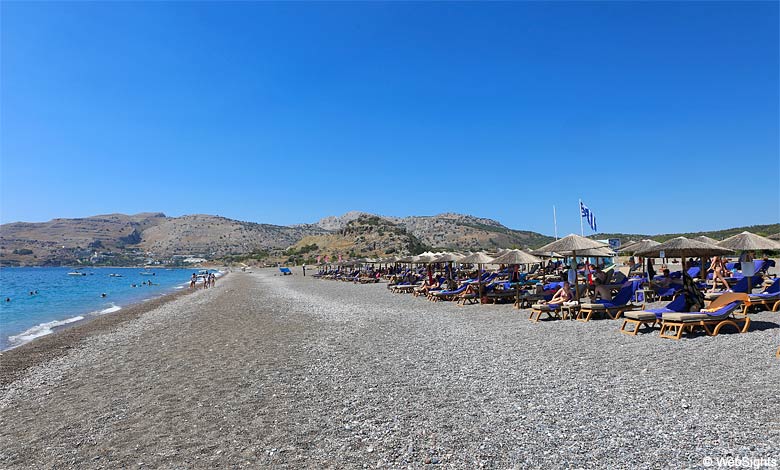Het strand van Kalathos biedt een prachtig uitzicht op de bergen