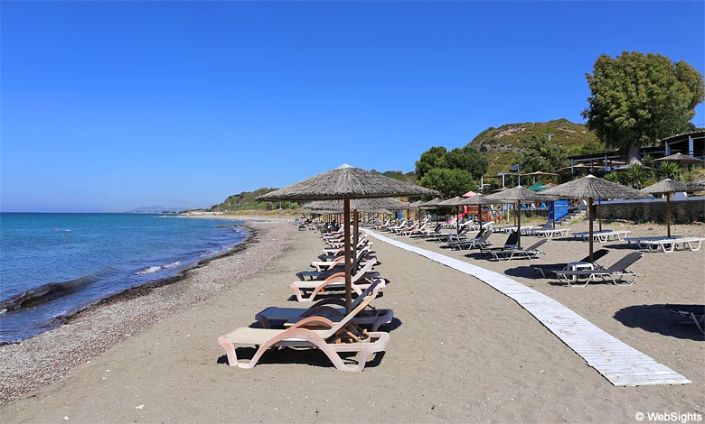 Het strand van Kamiros ligt in een prachtige natuurlijke omgeving