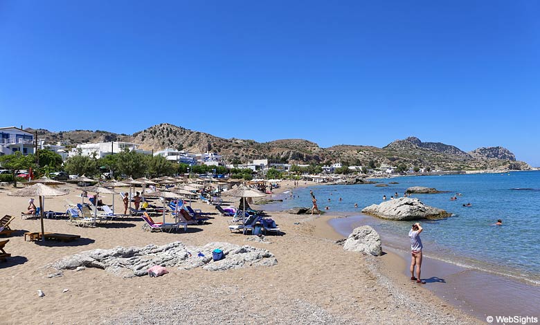 Stegna hat einen schönen Strand, der direkt vor dem Ferienort liegt