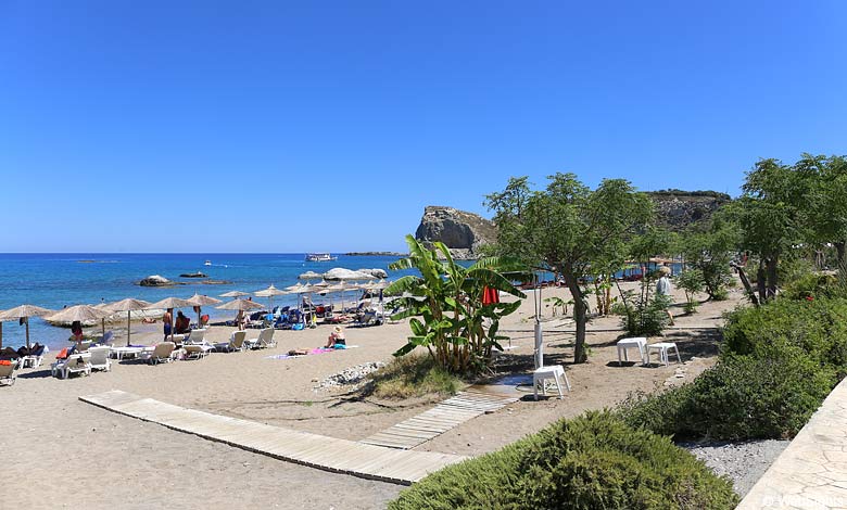 Stegna hat einen schönen Sandstrand mit üppiger Vegetation