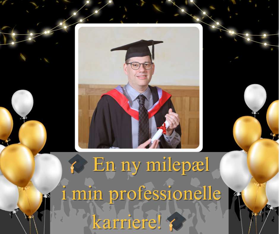 Rick Sørensen Scott fejrer sin afsluttede kandidatuddannelse i Advanced Oriental Medicine (Research & Practice) fra York, England – iført eksamensdragt med eksamensbevis, omgivet af balloner og festlig baggrund.