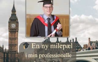 Rick Sørensen Scott iført kandidatkappe og holder eksamensbevis i forbindelse med starten på Ph.d.-studiet i biomedicin. Baggrundsbillede med London og Big Ben.