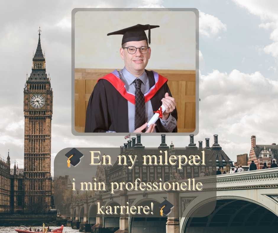 Rick Sørensen Scott iført kandidatkappe og holder eksamensbevis i forbindelse med starten på Ph.d.-studiet i biomedicin. Baggrundsbillede med London og Big Ben.
