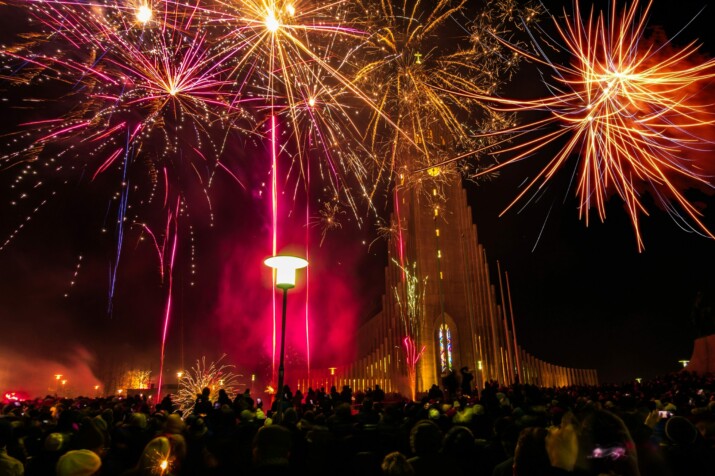 Vuurwerk nieuwjaar Hallgímskirkja