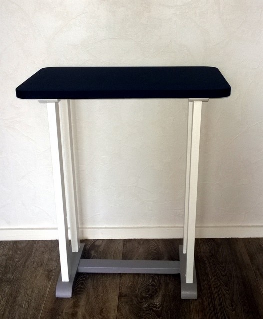 Tafeltje is klaar en kan gebruikt worden. Wel heb ik de verf van de tafel eerst een paar dagen goed laten drogen. De verf is vaak na 24 uur wel goed droog maar niet goed doorgehard. Ik zelf vind het een leuke tafel geworden en staat ook op een mooi plekje als blikvanger in huis.