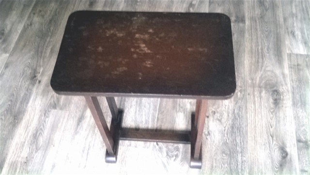 Het tafeltje zoals wij deze gekocht hebben. En omdat ook de kringloop er eigenlijk niet echt raad mee wist hebben wij deze voor 2,50 kunnen aanschaffen. Kortom een leuk projectje om weer iets leuks van te maken en natuurlijk een mooie manier om zo te recyclen.