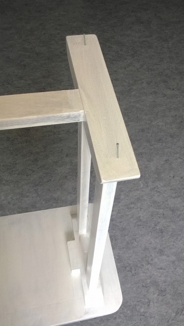 Kleine tip voor dit soort werkjes. Het tafeltje staat op een vlakke poot. Dus schilderen maakt dit lastig. Door er een paar nagels onder te slaan komen de poten van de grond af waardoor deze niet gaan vastplakken aan de ondergrond. En kan je knoeivrij werken.