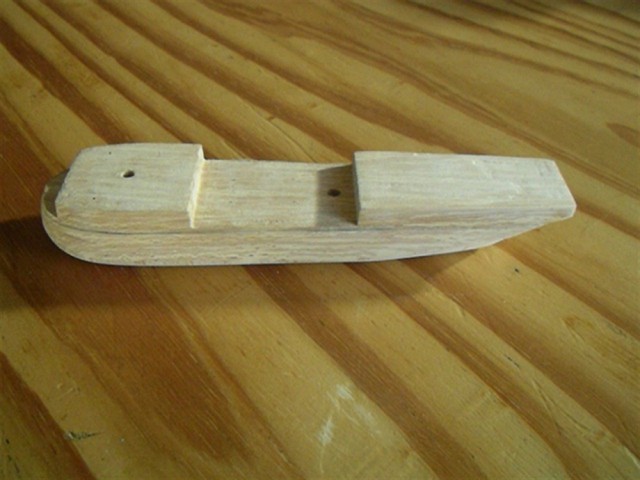 Zoals ik aangaf, het scheepje gaat volledig uit elkaar. Dat is voor mij handig omdat ik er een meer gelijkend schip van wil maken. Er zal dan ook meer detail op gebouwd worden en daardoor zullen veel delen in de weg zitten. Hout en materiaal heb ik genoeg om dit scheepje weer verder af te bouwen. Alle deeltjes heb ik wel een klein doosje bewaard en ik heb de tekeningen van destijds nog.