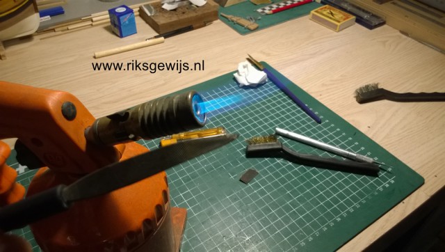 Het schoonmaken is niet zo heel moeilijk, de vijl word eerst heet gestookt in een gasvlam. Let hier op dat deze net niet roodgloeiend word. Dan kan met een messingborstel geschrobd worden tot alle aanslag is verdwenen. Dit werkt ook goed als de vijl volloopt tijdens het werken hiermee. 