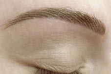 Nahaufnahme von Filling Brows Permanent Make-up