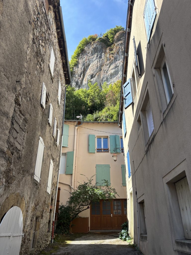 reviews: jobs with accommodation in France- work and travel programs