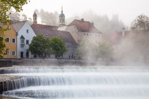 Das Lechwehr und der Peter-Dörfler-Weg in Landsberg am Lech im leichten Morgennebel