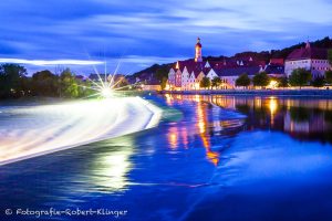 Das Lechwehr und die Altstadt von Landsberg während der blauen Stunde