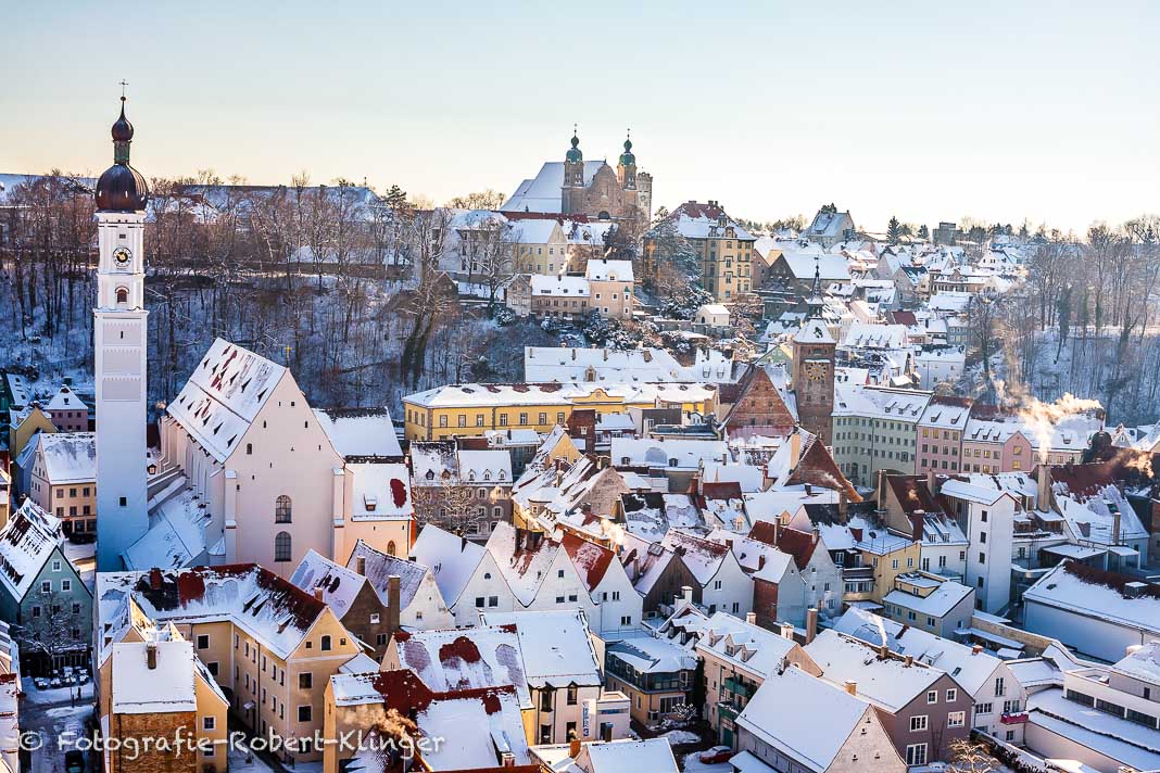 Luftaufnahme der Altstadt von Landsberg am Lech im Winter mit schneebedeckten Dächern