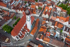 Luftaufnahme der Stadtpfarrkirche und der Altstadt von Landsberg am Lech