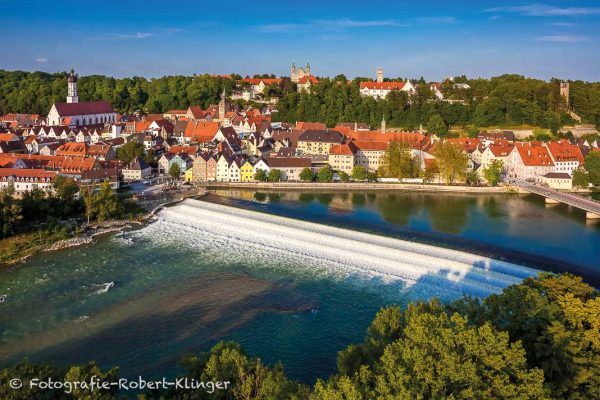 Luftbildpanorama von Landsberg am Lech des Lechwehrs und der gesamten Altstadt