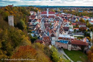 Luftaufnahme der gesamten Altstadt von Landsberg im Herbst