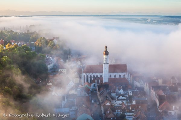 Luftbild von der Stadtpfarrkirche im Nebel in Landsberg am Lech