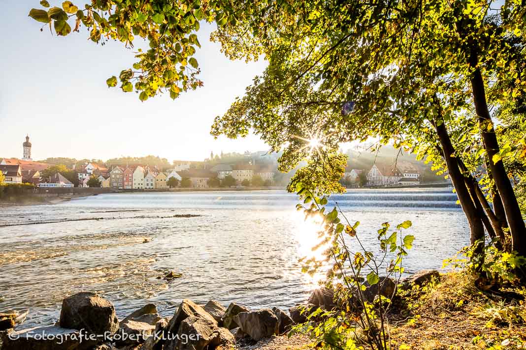 Das Lechwehr und die Altstadt von Landsberg im Gegenlicht