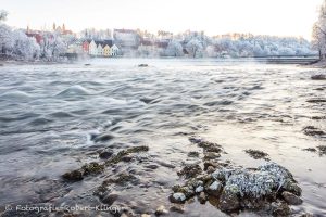 Der Lech, das Lechwehr und die Altstadt von Landsberg im Winter