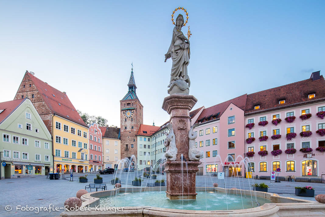 Der Marienbrunnen und der Hauptplatz in Landsberg am Lech