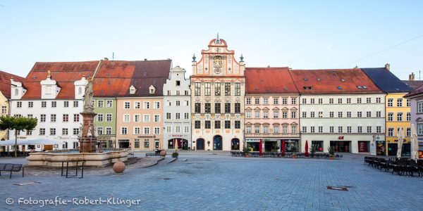 Das historische Rathaus und der Hauptplatz in Landsberg am Lech