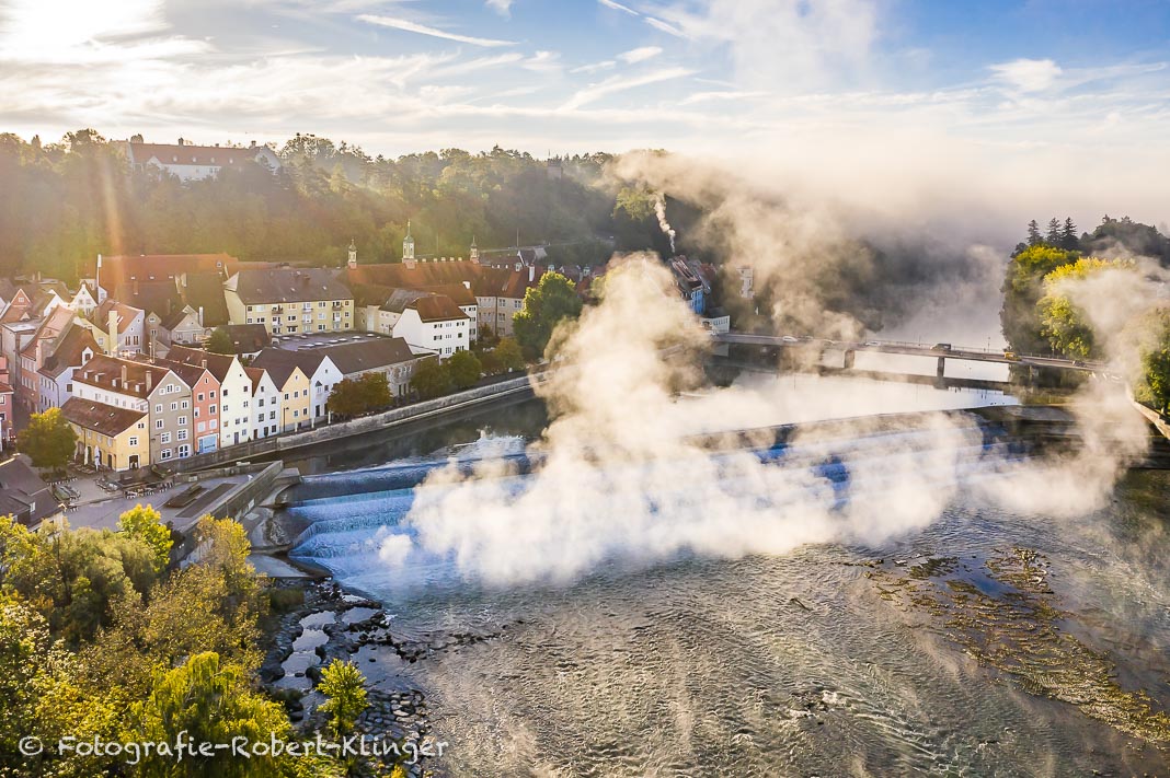 Luftaufnahme vom Lechwehr in Landsberg im Nebel