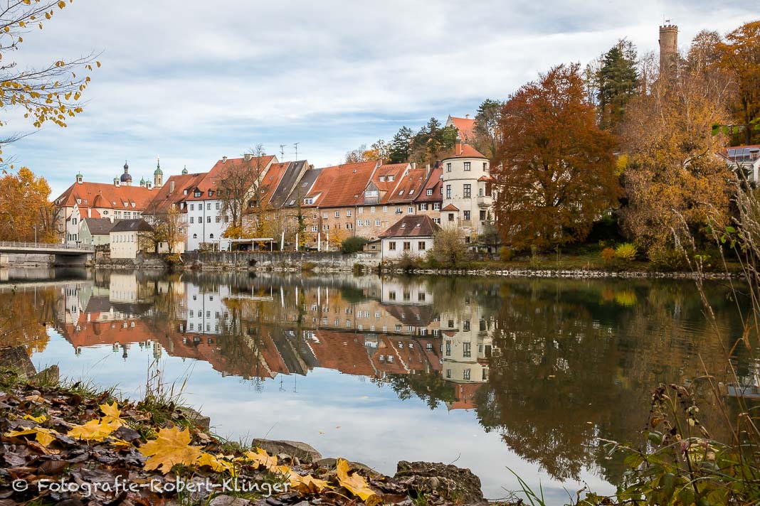 Das Klösterl in Landsberg spiegelt sich auf der Wasseroberfläche des Lechs