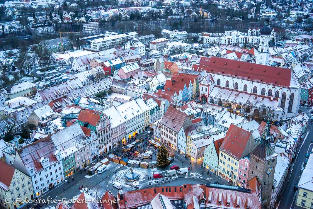 Luftbild des Weihnachtsmarkts in landsberg auf dem Hauptplatz