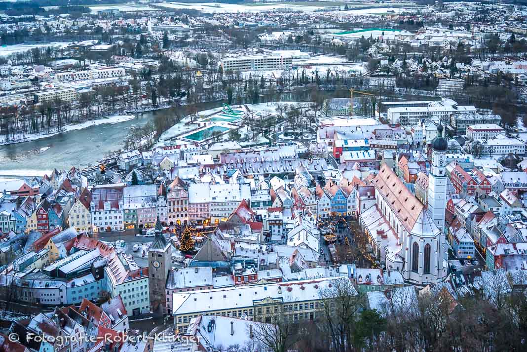 Luftaufnahme der Alststadt von Landsberg im Winter bei Schnee