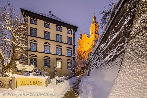 Das Stadtmuseum und die Heilig-Kreuz-Kirche in Landsberg im Winter bei Schnee