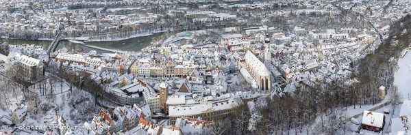 Luftbildpanorama der gesamten Altstadt von Landsberg am Lech im Winter bei Schnee