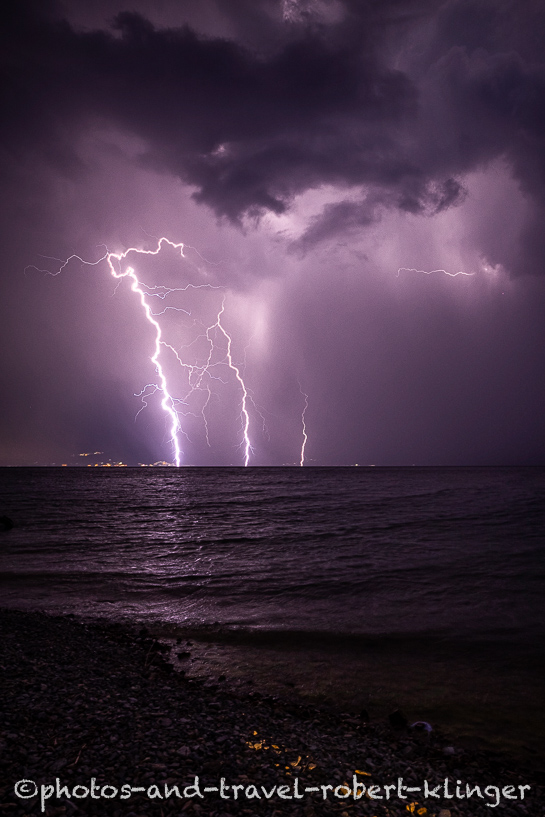 Ein Gewitter mit Blitzen über dem Ohrid See in Nordmazedonien