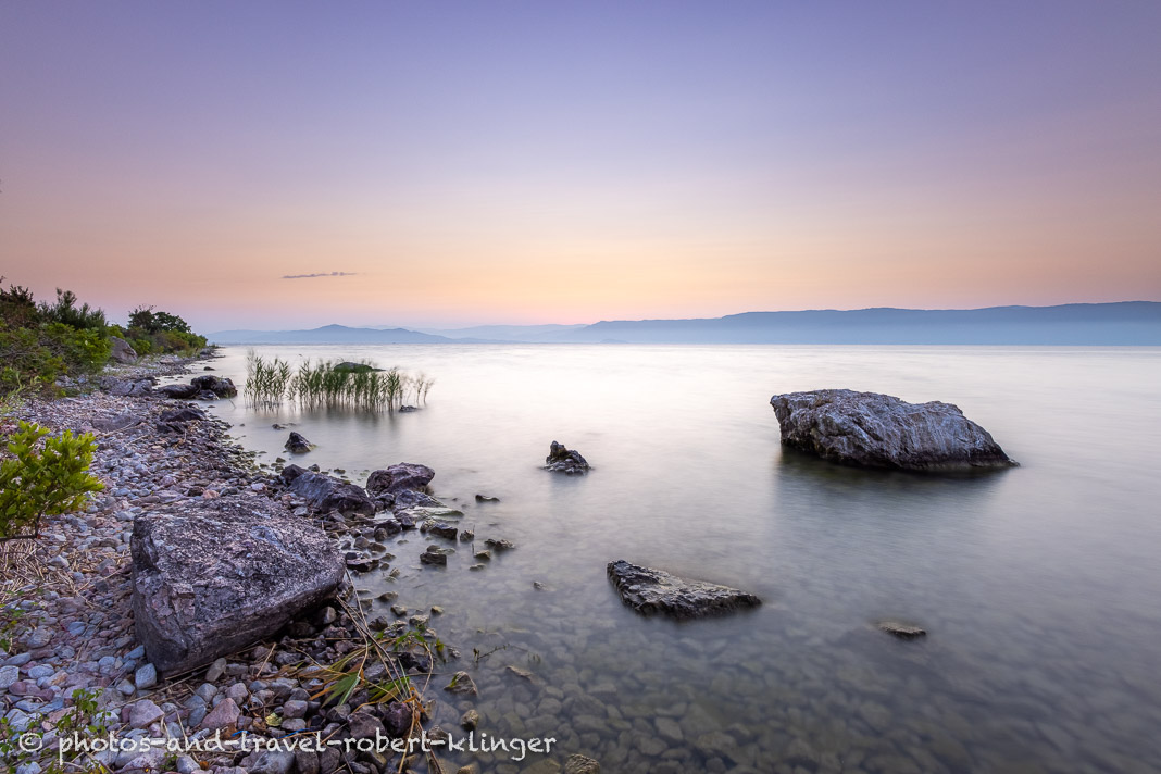 Sonnenaufgang am Ohridsee in Albanien
