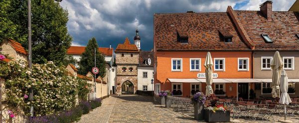 Diese beiden Beispielseiten des Bildbands Landsberg am Lech und Umgebung zeigen das Bäckertor