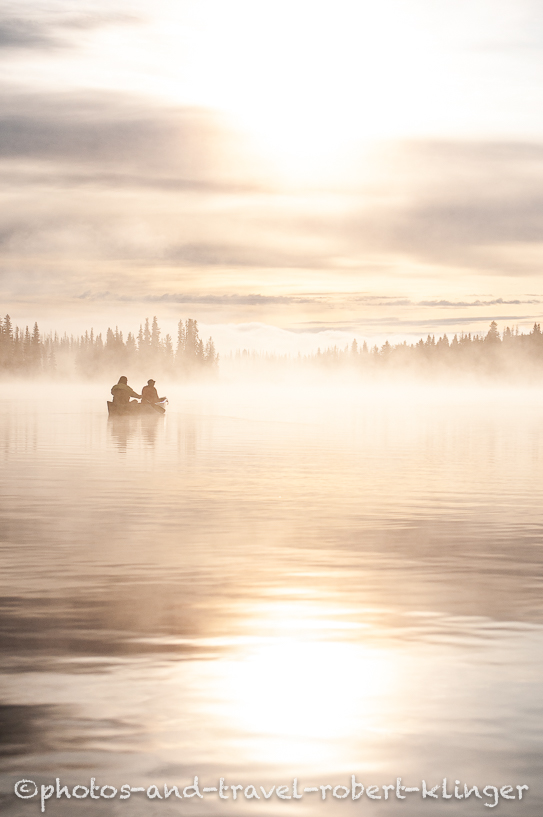 Kanufahrer auf einem See in British Columbia in Westkanada