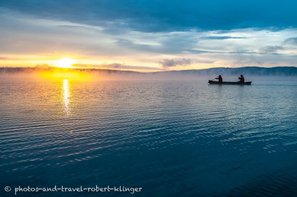 Kanufahrer auf einem See in British Columbia