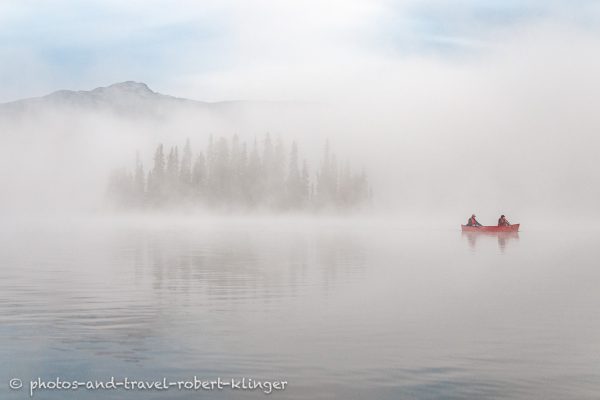 Kanufahrer auf einem See in British Columbia im Chilkotin