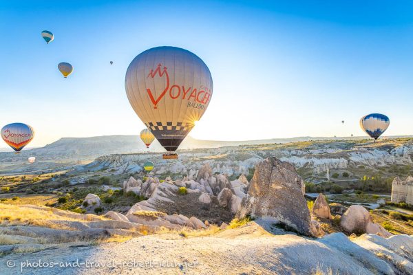 Heißluftballone bei Sonnenaufgang in Kappadokien in der Türkei