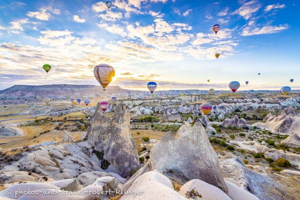 Heißluftballone an einem frühen Morgen in Kappadokien in der Türkei