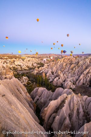 Heißluftballone über dem Rose Valley in Kappadokien in der Türkei bei Sonnenaufgang