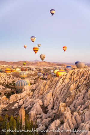 Ballone über dem Rose Valley in Kappadokien in der Türkei