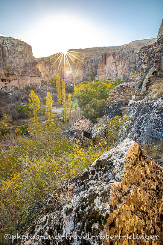 Hochformat: Sonnenaufgang im Ihlara Valley in Kappadokien in der Türkei