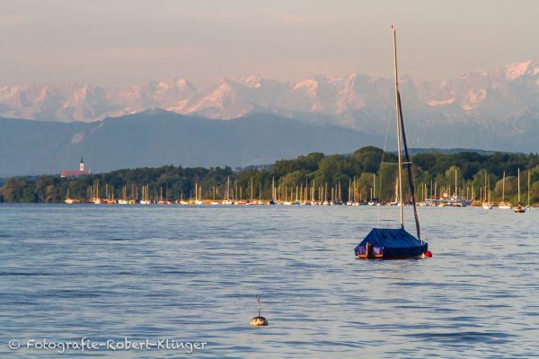 Der Ammersee bei Schondorf mit Blick auf die Alpen